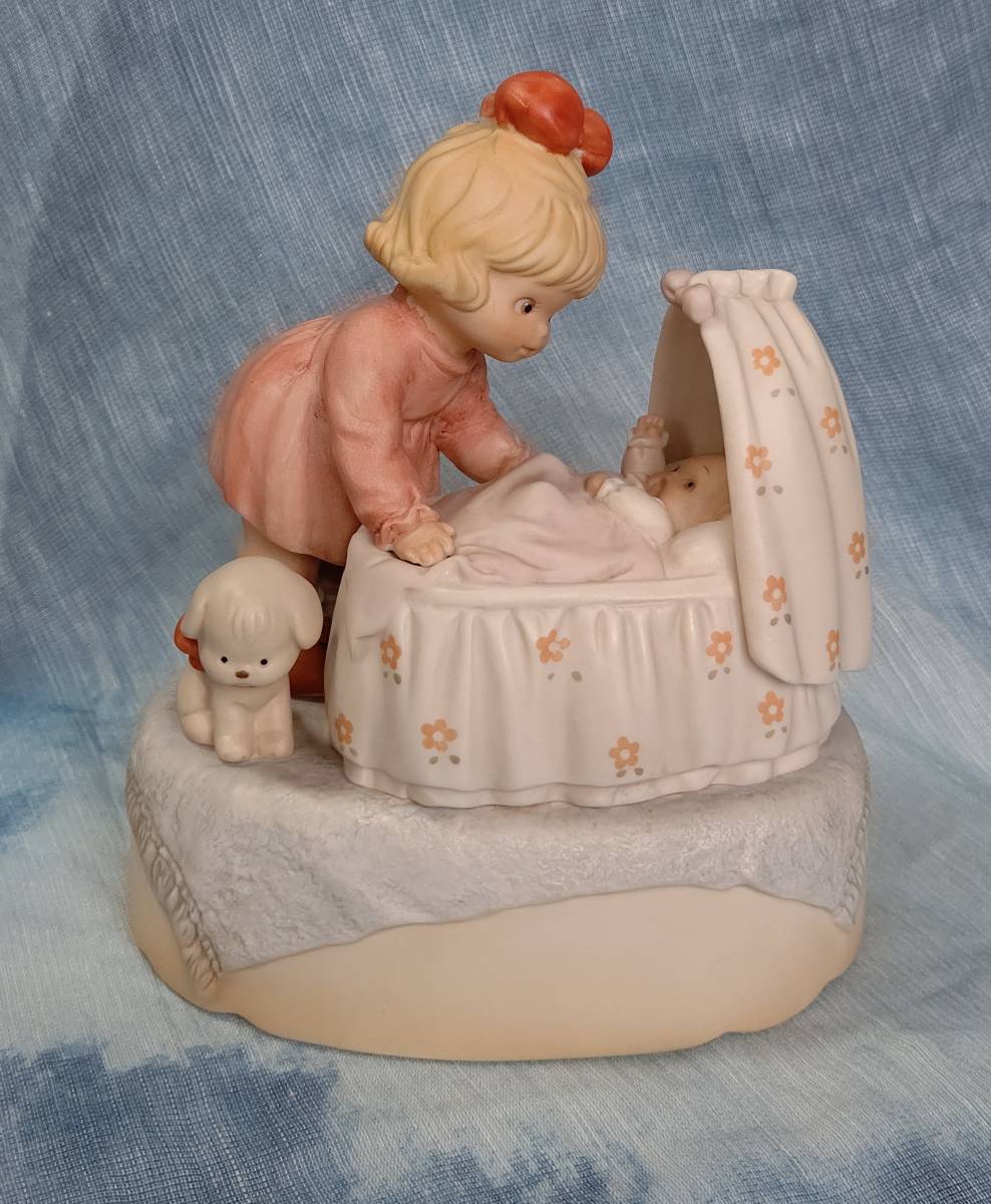 マーベル ルーシー アトウェル メモリー オブ イエスタデー エネスコ社 女の子 赤ちゃん おやすみなさい 陶器人形 置物 オルゴール 超レア_画像1