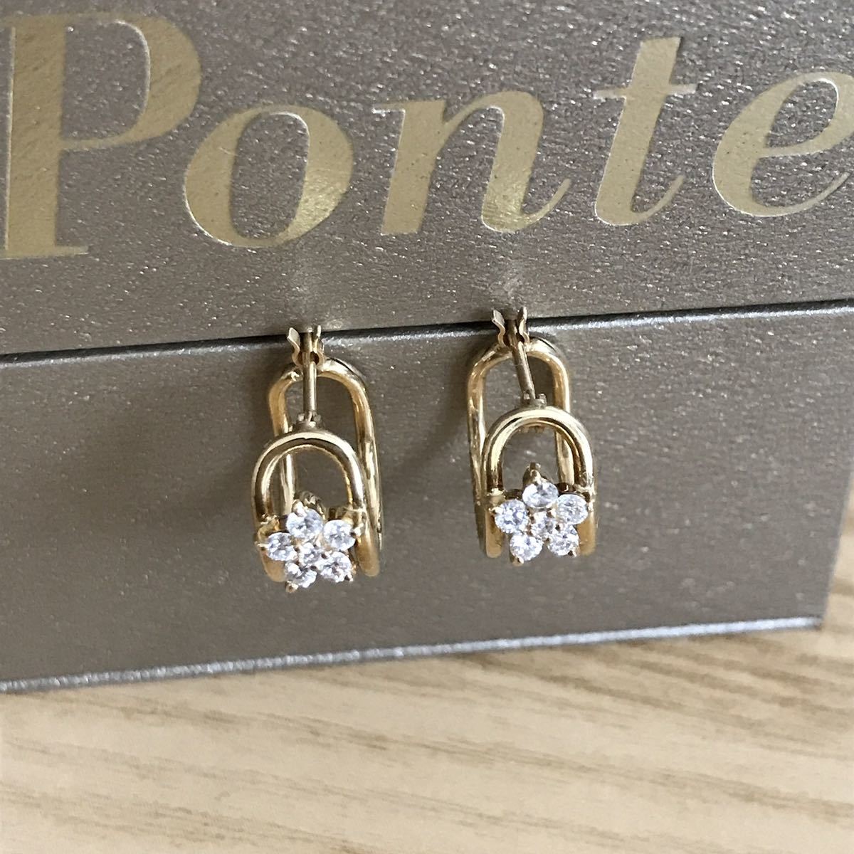 新品仕上げ済み　ポンテヴェキオ　ダイヤフープピアス　0.22ct フラワー_画像1