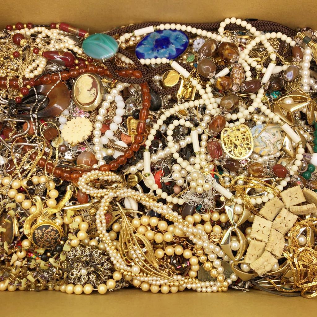 ヤフオク! - 大量アクセサリーまとめ売り9.1Kg ネックレス、指輪、ブ...