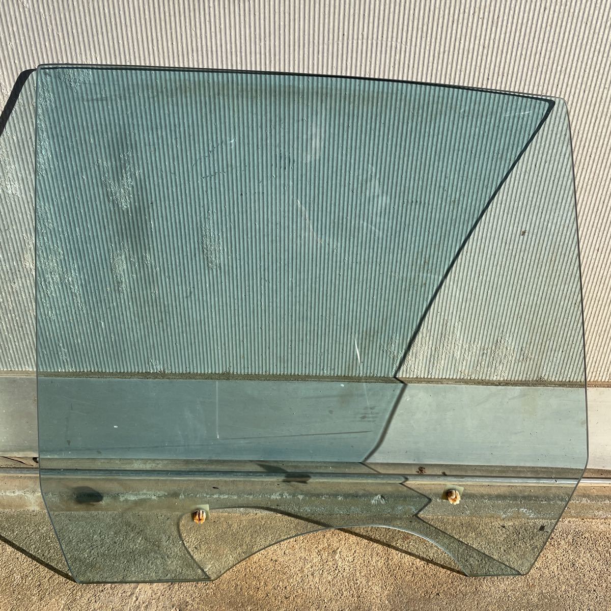 日産ケンメリスカイライン4ドア純正リアドア左側ウィンドーガラス　１枚　旧車当時物_画像4