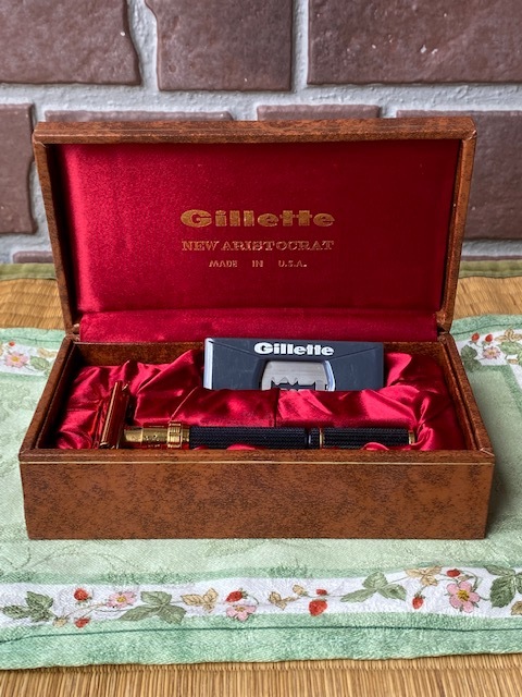 【新品 保管品】Gillette ジレット NEW ARISTOCRAT アメリカ製 ヴィンテージ 髭剃り カミソリ 両刃 ホルダー 替え刃・箱付き _画像2