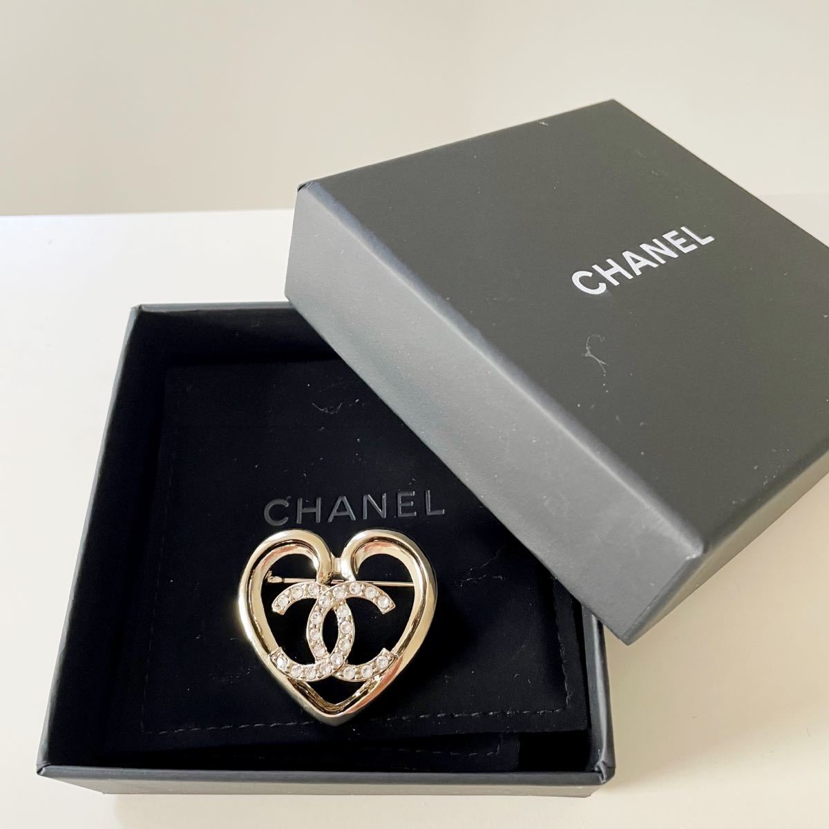 CHANEL 今期　完売　ハート　ブローチ　新品　シャネル　ゴールド