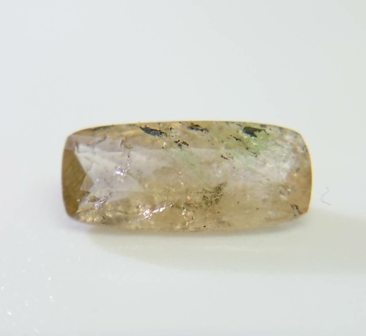 シャンパンカラーアキシナイト グリーンアキシナイト  0.8ct   934