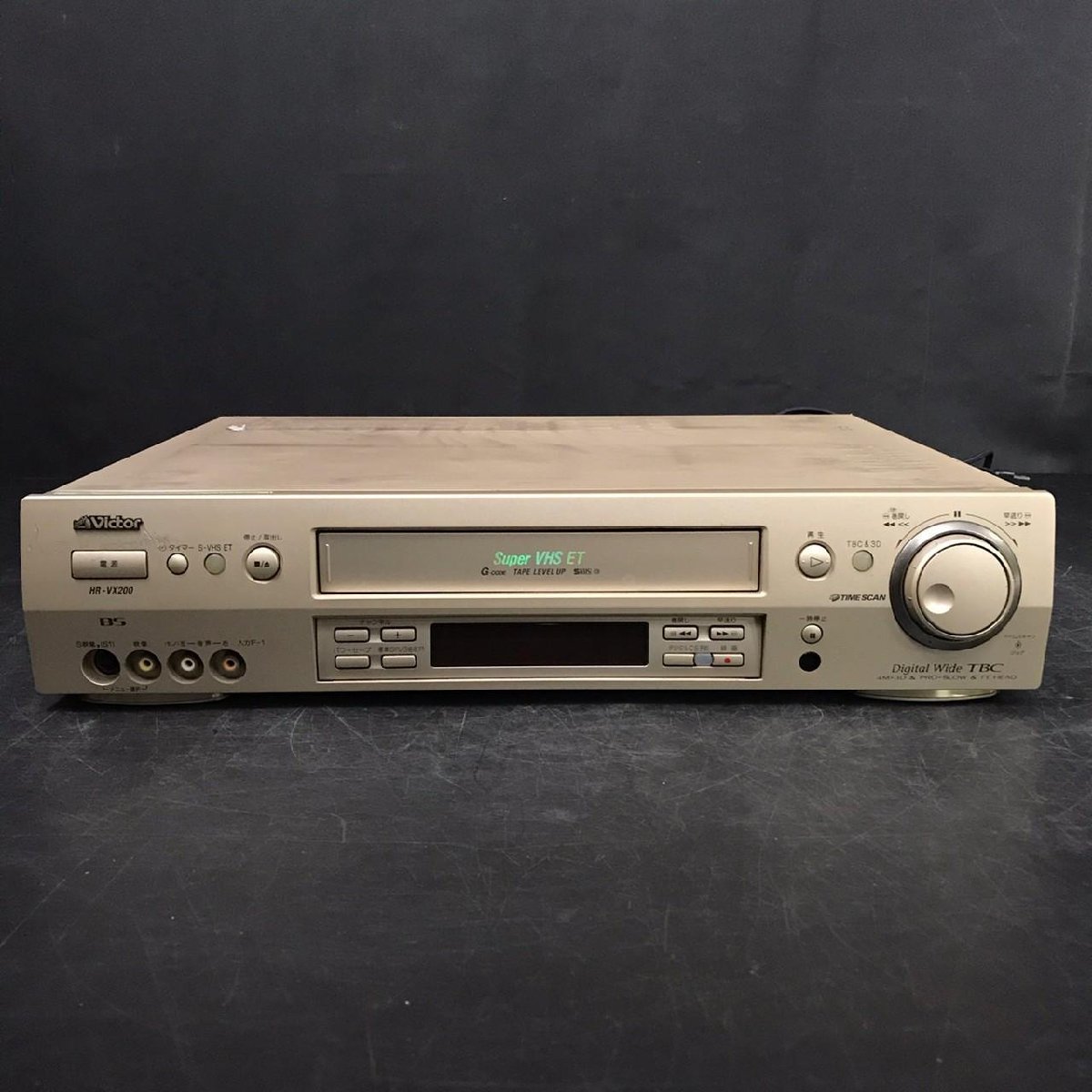 FG1111-53-8 通電確認済 Victor S-VHS VHS プレーヤー ビデオデッキ HR-VX200 レトロ 120サイズの画像1