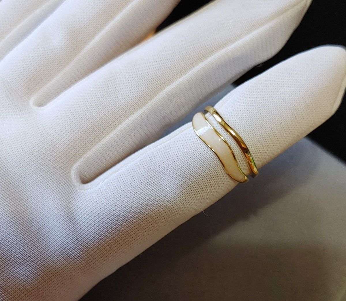 韓国ファッションジュエリー　おしゃれなウェーブリング　サイズ調節可能　ゴールド　エナメル　新品