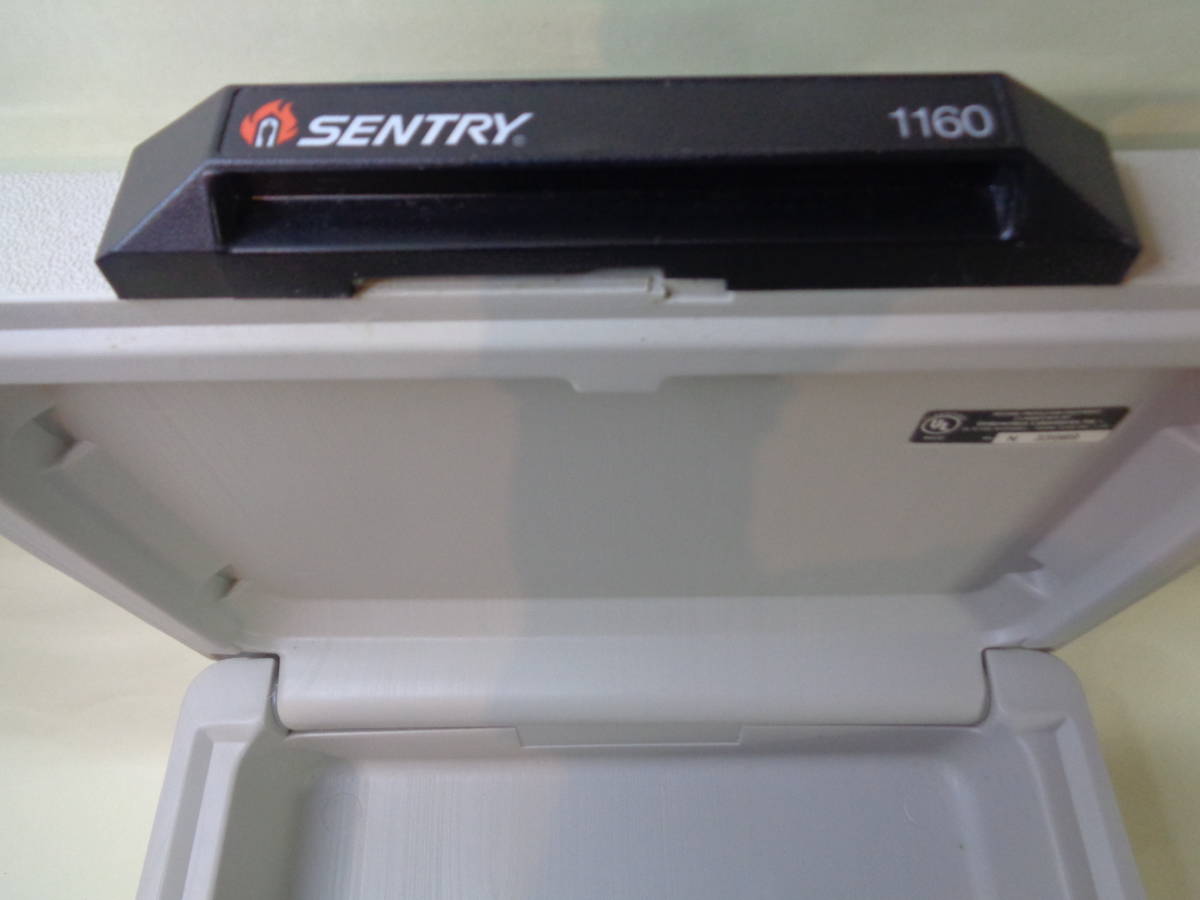 [ fire from ..]SENTRY cent lii-1160 safe enduring fire security storage cabinet security box ( key type )U.S.A.[ box attaching ]