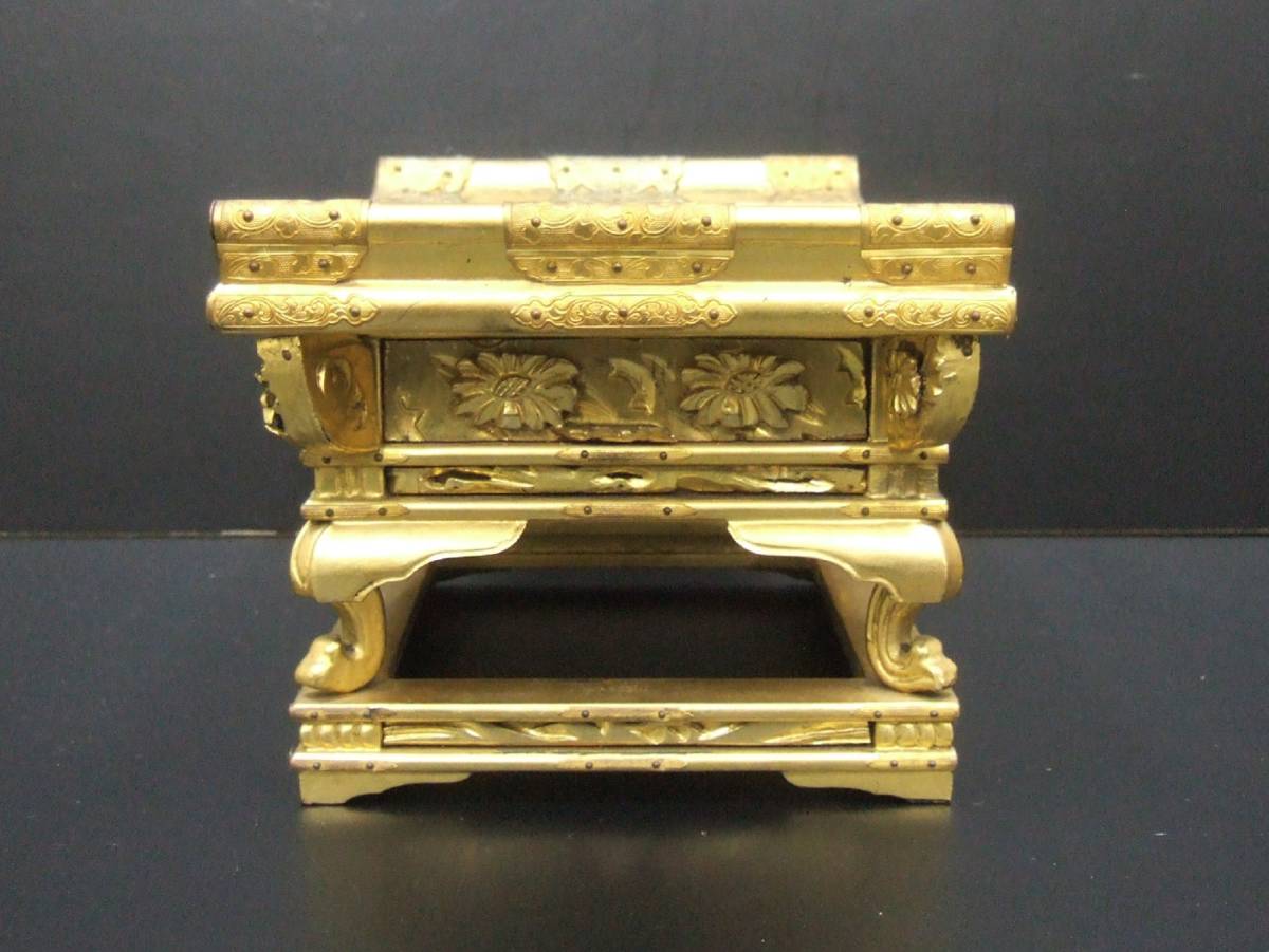 *[ temple . Buddhist altar fittings * Buddhism fine art ] gold insect . coating * metal fittings strike . wooden gold . peace . table * three step carving reverse side gold ( width 27.4cm)*