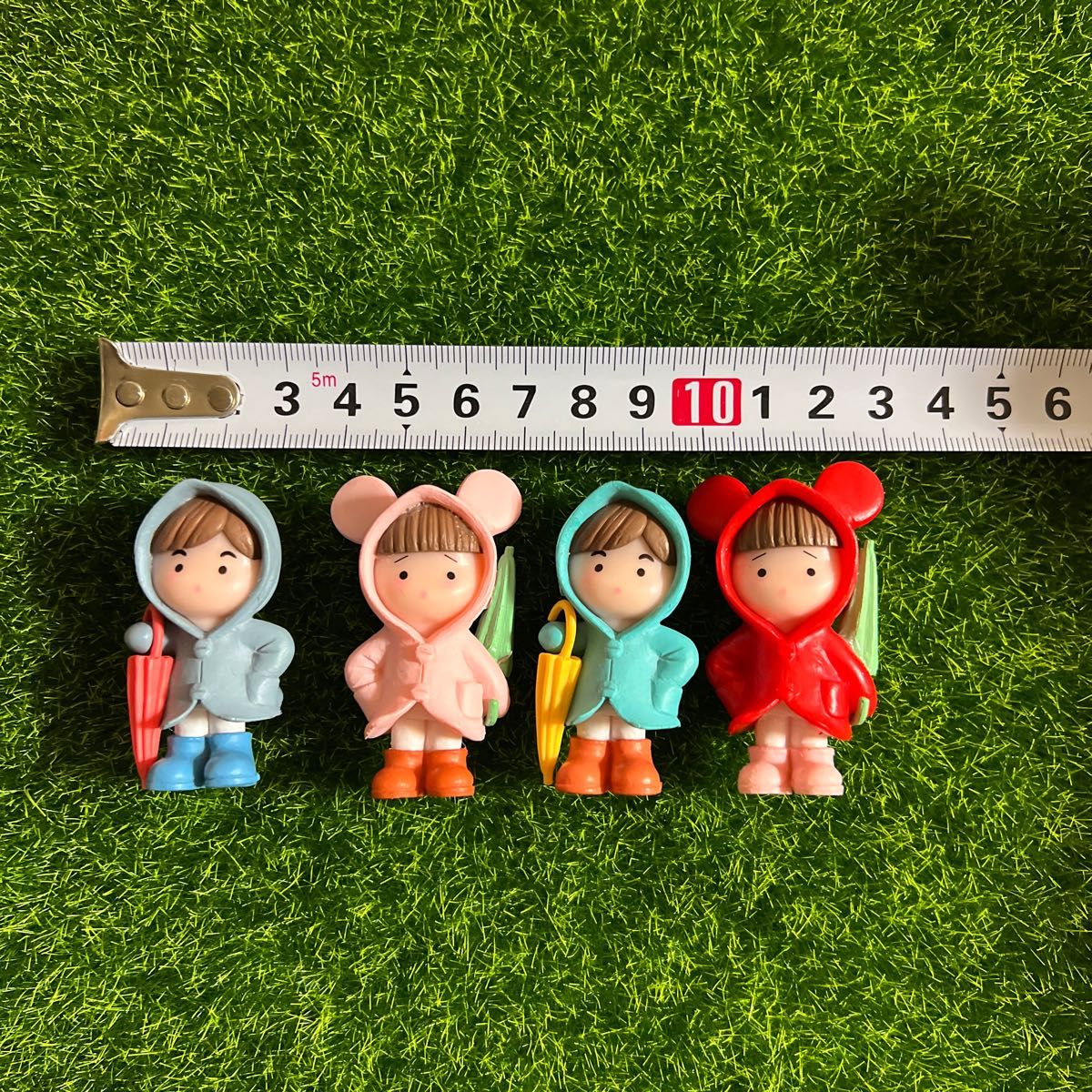傘持ってる人形4個 ミニチュア カップル 置物 フィギュア ドールハウス 箱庭