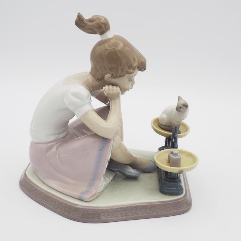 リヤドロ LLADRO No.5474 こんなに大きくなって How You've Grown 猫の体重測定 スペイン製 陶器 少女 ネコ 天秤  【絶版】