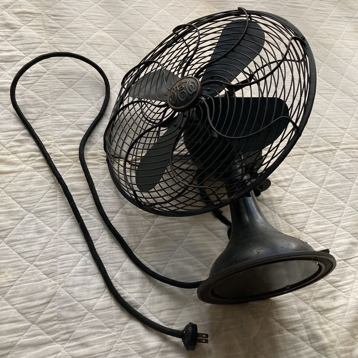  Taisho. the first period era. retro four sheets wings root. Shibaura electric. electric fan material is brass made. color is black. that time thing. all original. completion goods. operation goods. electric fan. under. width. approximately 17.7 cm.