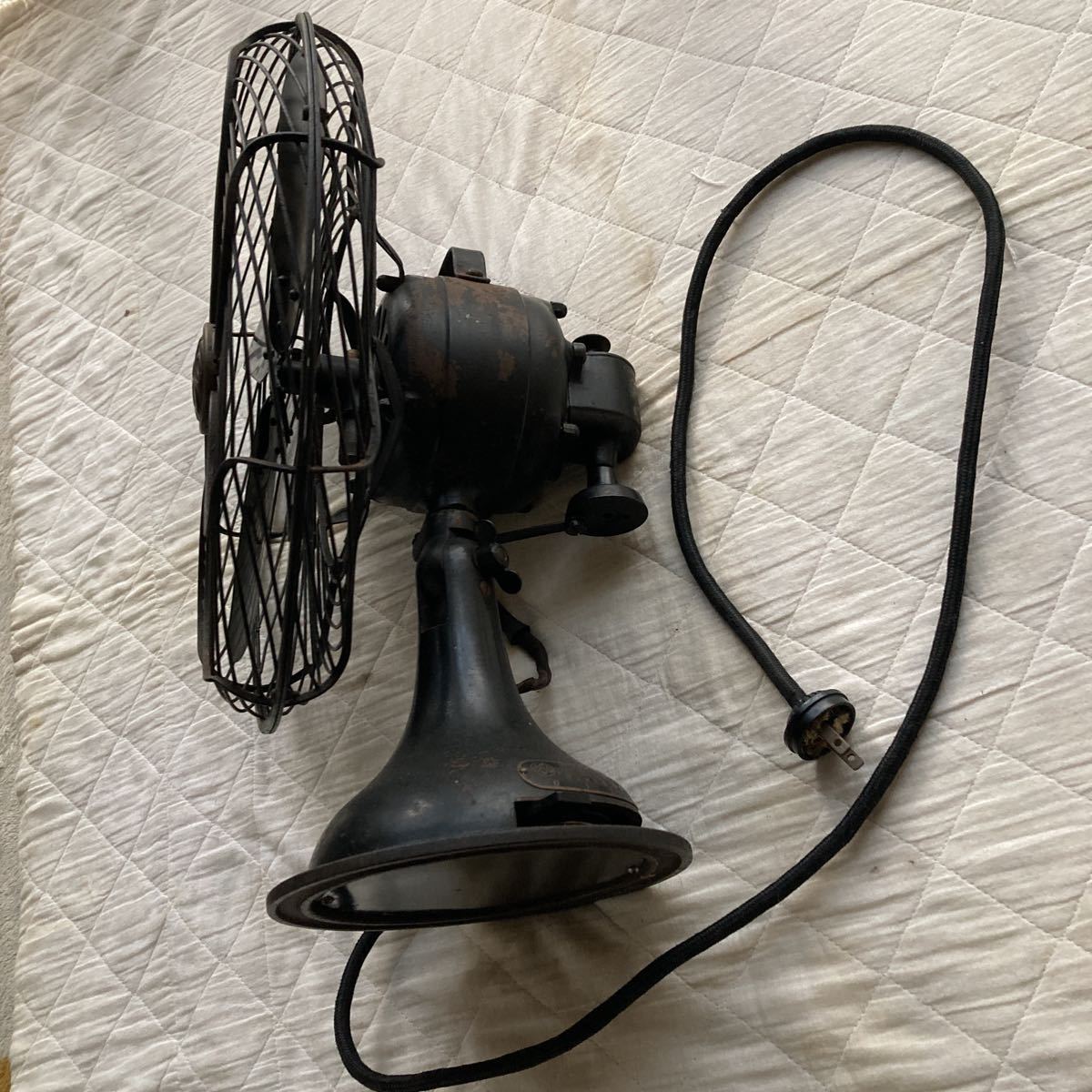  Taisho. the first period era. retro four sheets wings root. Shibaura electric. electric fan material is brass made. color is black. that time thing. all original. completion goods. operation goods. electric fan. under. width. approximately 17.7 cm.