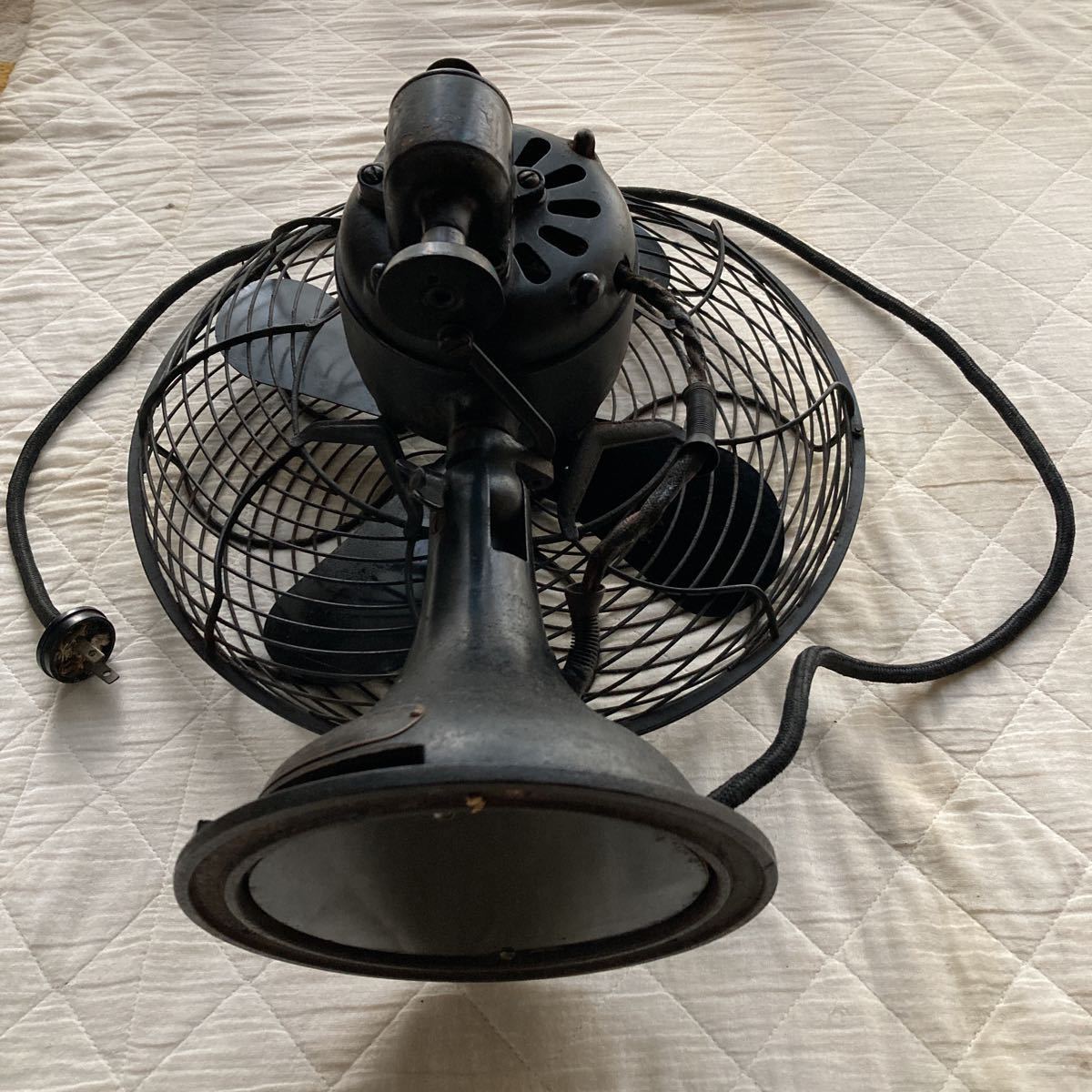  Taisho. the first period era. retro four sheets wings root. Shibaura electric. electric fan material is brass made. color is black. that time thing. all original. completion goods. operation goods. electric fan. under. width. approximately 17.7 cm.