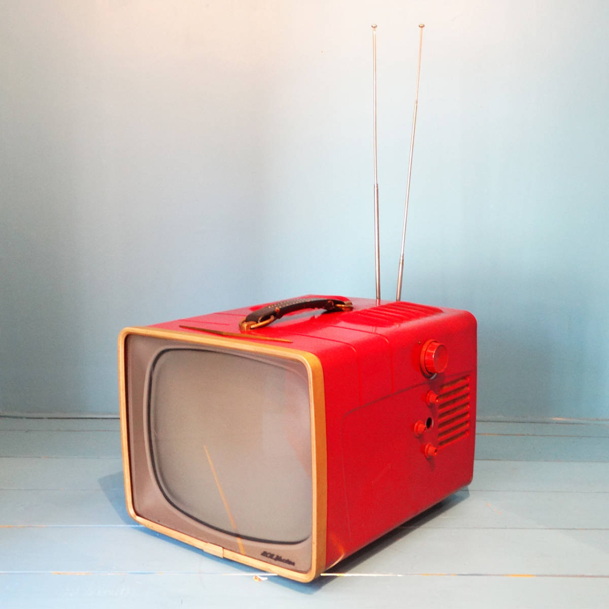 *1957s USA RCA Victor vintage wayfarer portable television