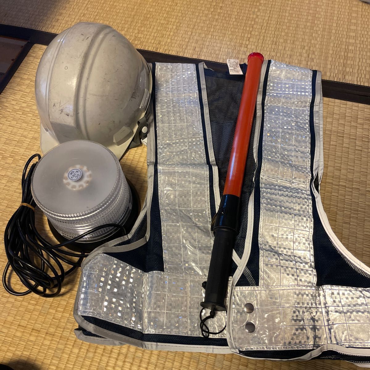 誘導道具一式 LED回転灯緑 誘導棒 反射ベスト ヘルメット