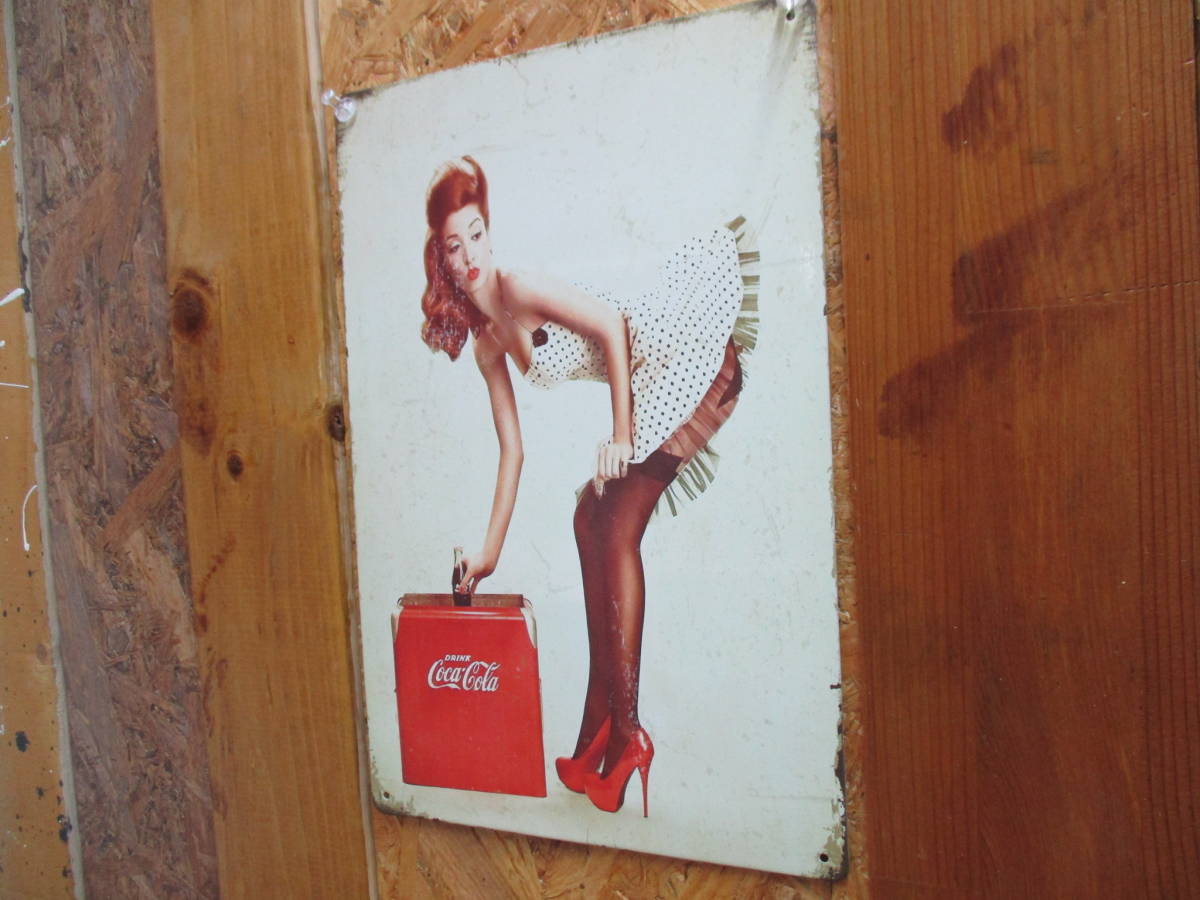 新品 壁掛けプレート コカ・コーラ Coca-Cola セクシーガール 美女 パネル 壁飾り インテリア雑貨 ブリキ看板 昭和レトロ パンツ お尻