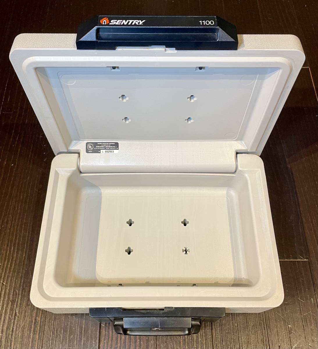 耐火保管庫 SENTRY SAFE 1100
