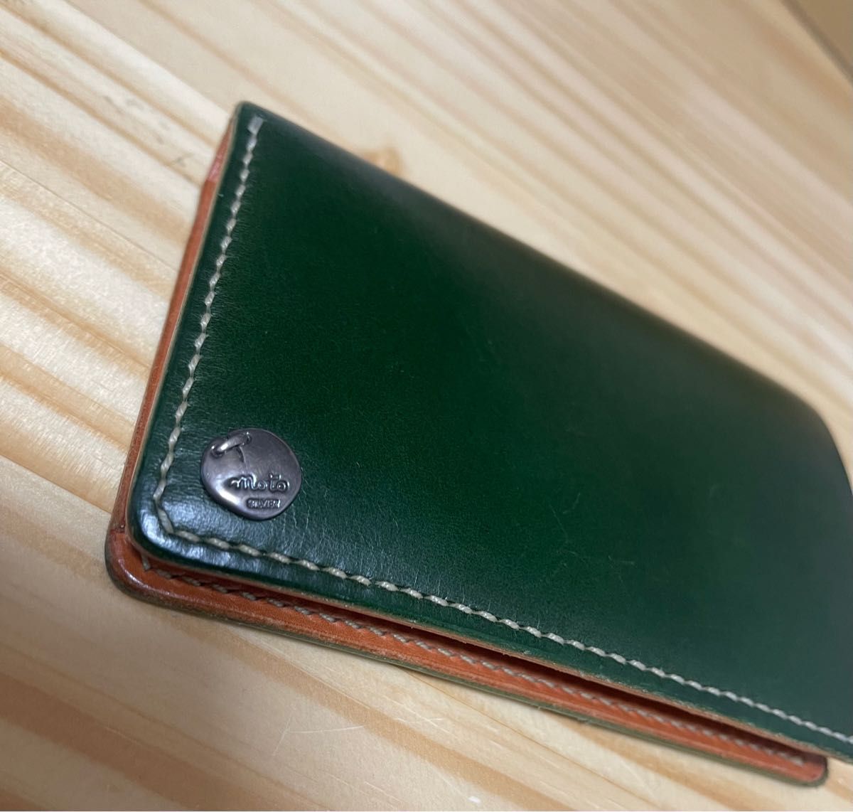 美品MOTOレザー 手染め ミドルウォレット W2D グリーンコンパクト財布 美品MOTOレザー 手染め ミドルウォレット W2D グリーンコンパクト財布