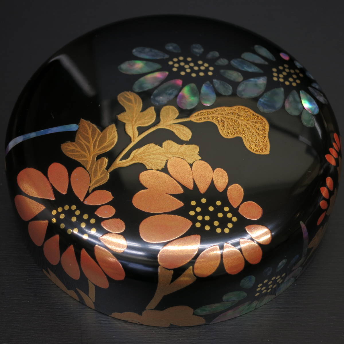 ■伝統工芸士製作■　made in KYOTO 【未使用新品】大棗　蒔絵　螺鈿　「生垣に菊」　直径７.５cm　青貝　なつめ_画像5