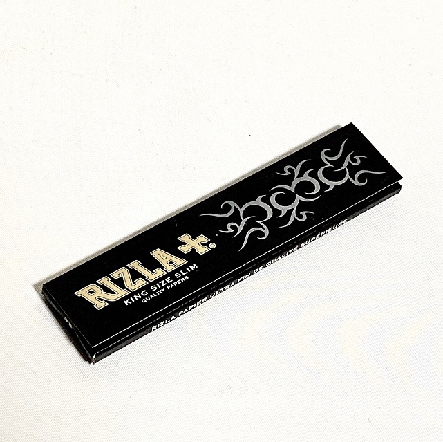 送料無料 刻みタバコ 巻き紙 リズラ キングサイズ スリム RIZLA KING SIZE SLIM 極薄 限定 ブラックパーッケージ 32枚 ジョイントペーパーの画像2