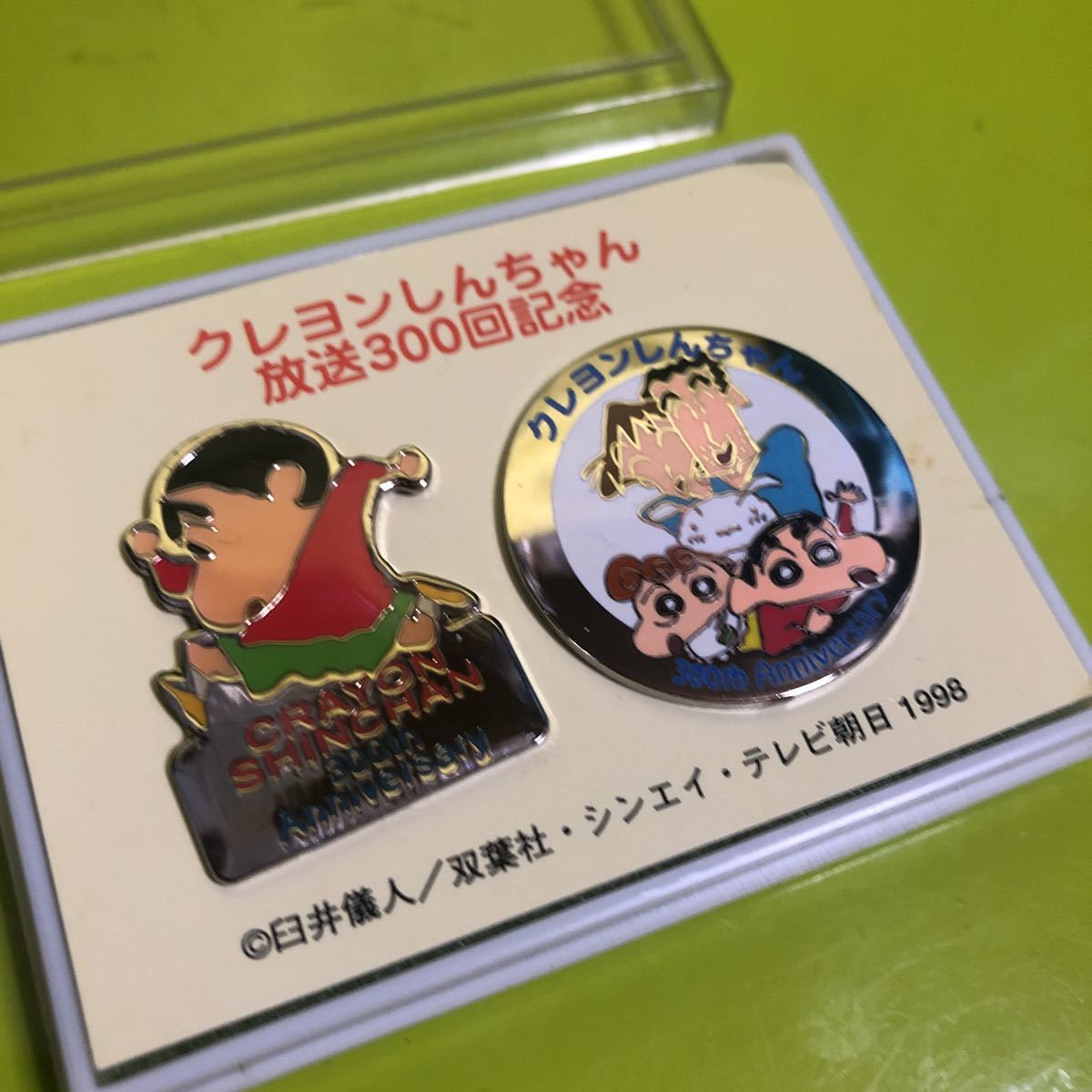 ヤフオク! - クレヨンしんちゃん 放送300回記念 ピンバッチ 2個 未...