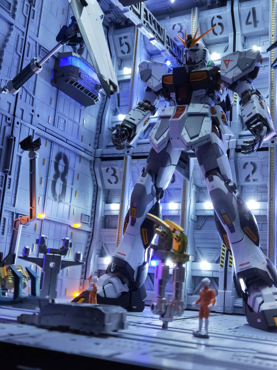 春先取りの ジオラマ作品 ガンダム ホワイト 基地( 格納庫 システムベース 完成品