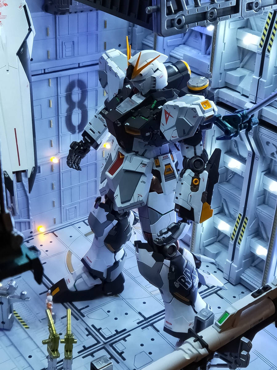 ジオラマ作品 ガンダム システムベース 格納庫 基地( ホワイト ジオラマ作品 ガンダム システムベース 格納庫 基地( ホワイト