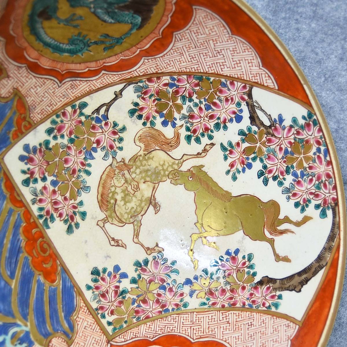 古い九谷焼 色絵大鉢 鯉・馬・龍・松・花・鳥の図柄 幕末~明治初期 古い九谷焼 色絵大鉢 鯉・馬・龍・松・花・鳥の図柄 幕末~明治初期