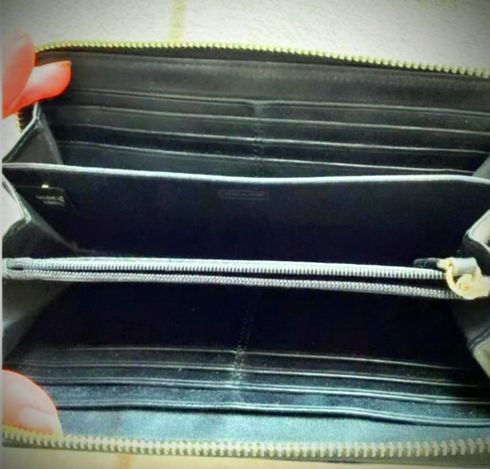 COACH　コーチ　ラウンドファスナー長財布です。シックなブラック系のお色とデザインが気品を感じさせます。内側はとても綺麗な状態