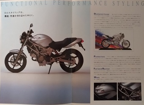 VTR　(MC33)　車体カタログ　1997年11月　VTR　旧車・当時物　古本・即決・送料無料　管理№ 40101Q_画像3