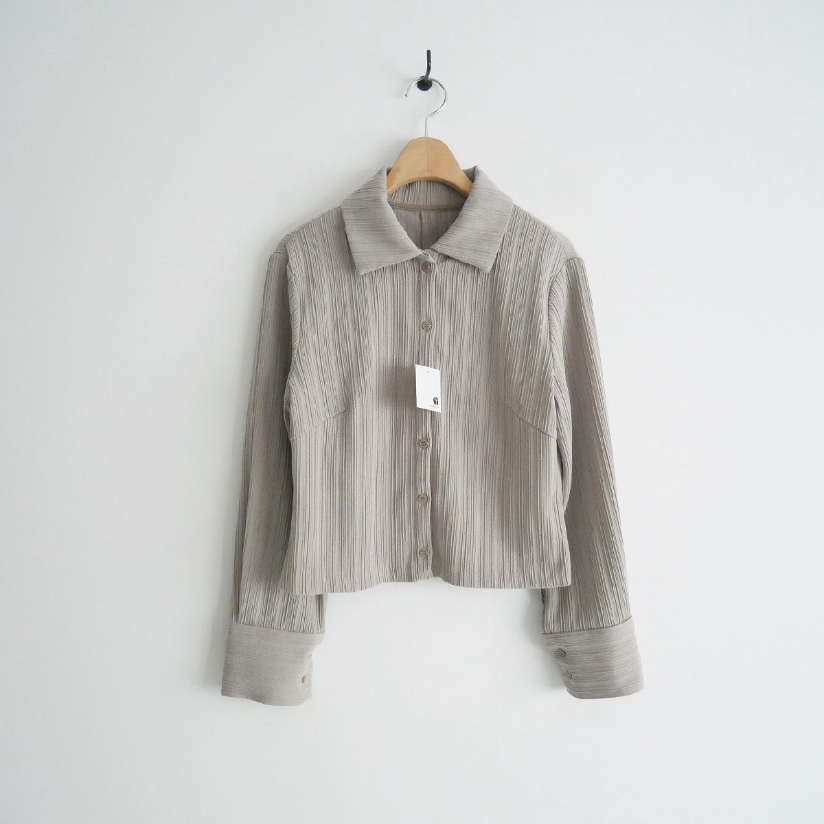 【中古】 Cropped Sleeve Slit or223-15 / ロル L'Or / 2022AW今季 Shirt 2212-1539 楫真梨子さんのブランド / シャツ Mサイズ 【中古】 Cropped Sleeve Slit or223-15 / ロル L'Or / 2022AW今季 Shirt 2212-1539 楫真梨子さんのブランド / シャツ Mサイズ