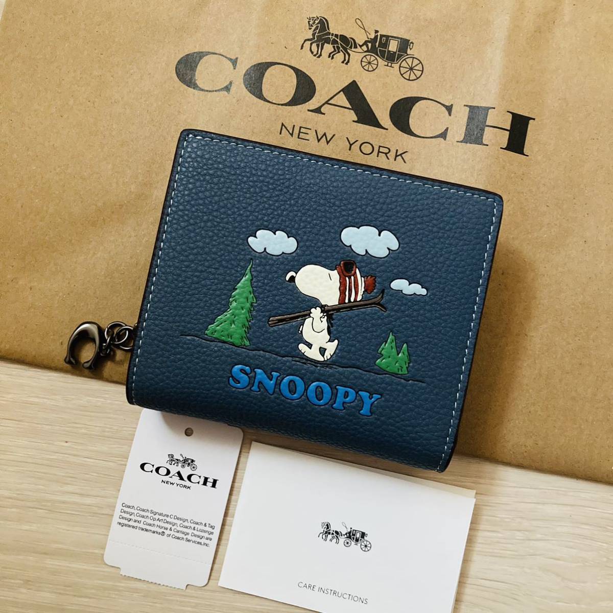 COACH コーチxピーナッツ限定コラボ 251 スヌーピー 二つ折り財布 スモールウォレット スキー 青系 SNOOPY Cチャーム B 比較検索 