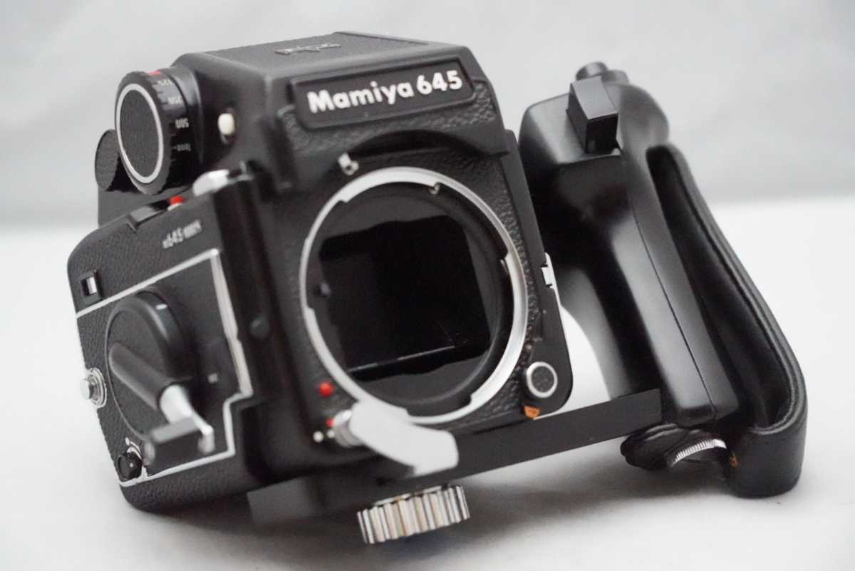 ☆大人気中判カメラ☆ マミヤ 645　1000S ボディ プリズムファインダー　MAMIYA 645　1000S Body PrismFinder グリップ付き お見逃しなく _画像1