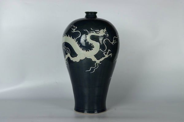 瓏】陶磁器 霽藍釉留白彫刻龍紋 梅瓶 元代 染付 置物擺件 古賞物 中国