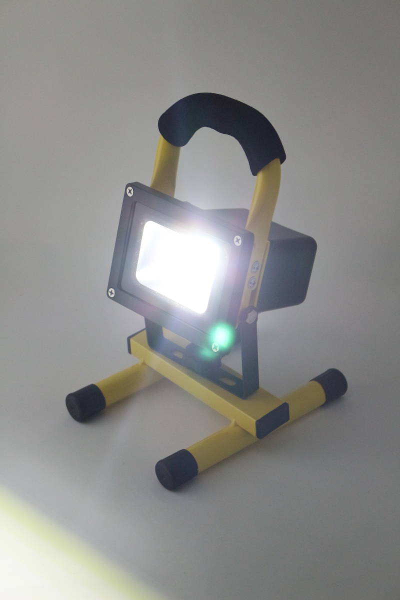 充電式LED作業灯 10W COB USB充電 防水 ワークランプ コードレス 投光器 900lm 照明 屋外 アウトドア キャンプ 釣り 看板灯 防災用品にもの画像2