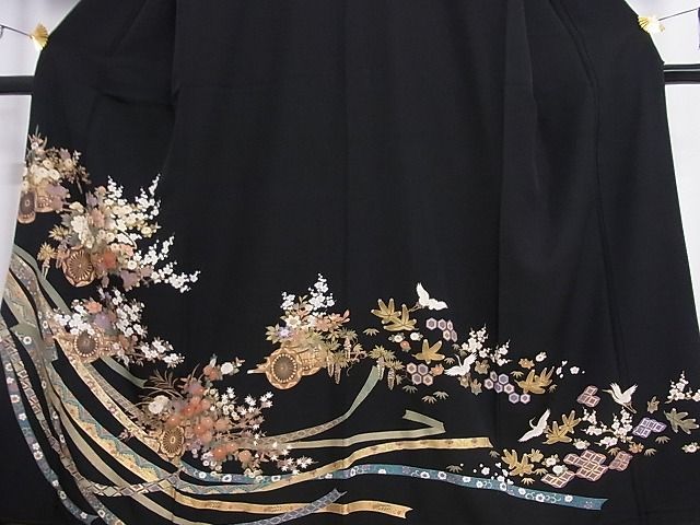 着物屋こころ 豪華黒留袖 駒刺繍 鬘帯花車飛鶴文 金彩 着丈163cm 裄丈 ...