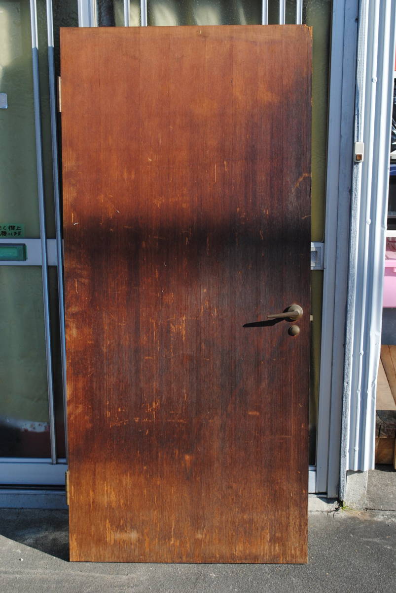 守1　昭和レトロ　古い味わいのある取っ手付　木製開き戸　扉　1768x807x30ミリ_黒い横線は、電線の影が写り込んだもの