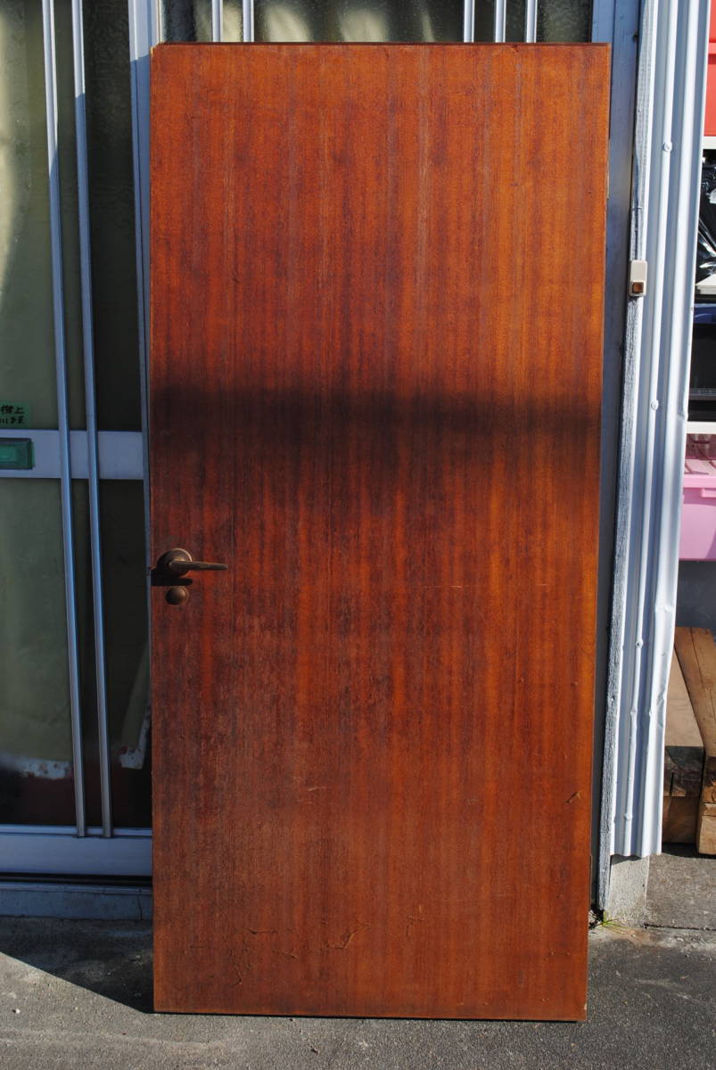守1　昭和レトロ　古い味わいのある取っ手付　木製開き戸　扉　1768x807x30ミリ_黒い横線は、電線の影が写り込んだもの