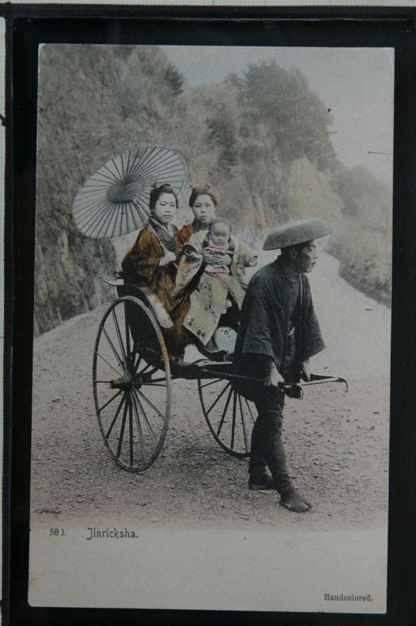 13958 戦前 絵葉書 手彩色 人力車に乗る女性と子供 日本風俗 jinrikisha ドイツ製_画像1