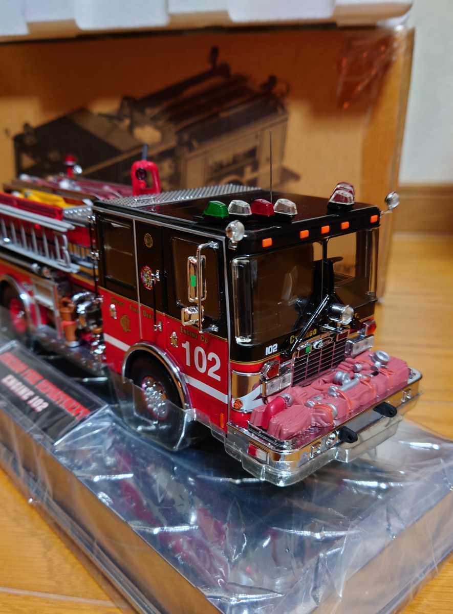 CODE 3 CHICAGO　FIRE　DEPARTMENT 　 LUVERNE Pumper Engine102 / シカゴ消防 ダイキャスト　スケール　1/32