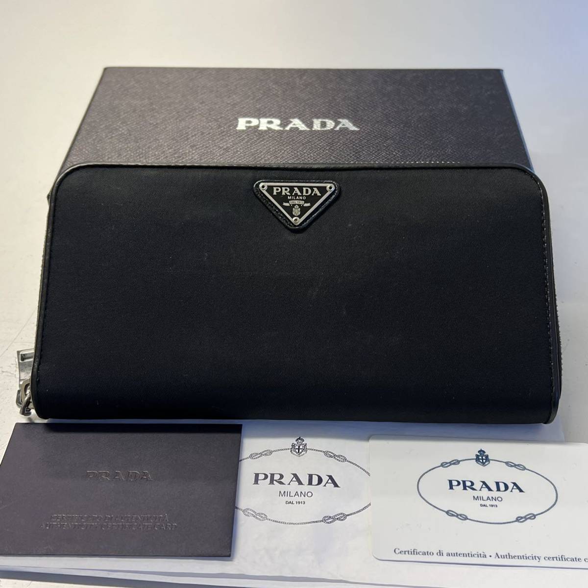 新品同様! プラダ PRADA 財布 長財布 ナイロン ラウンドファスナー