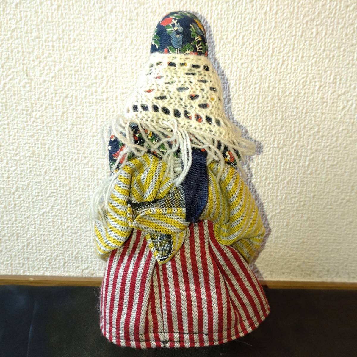 人形 洋風 HIGHLAND CHARACTER DOLL BY SHEENA MACLEOD.D.A NEWHAVEN FISHWIFE ON GALA DAY W約110㎜ D約65㎜ H約200㎜ 【3152】【TN】_画像2