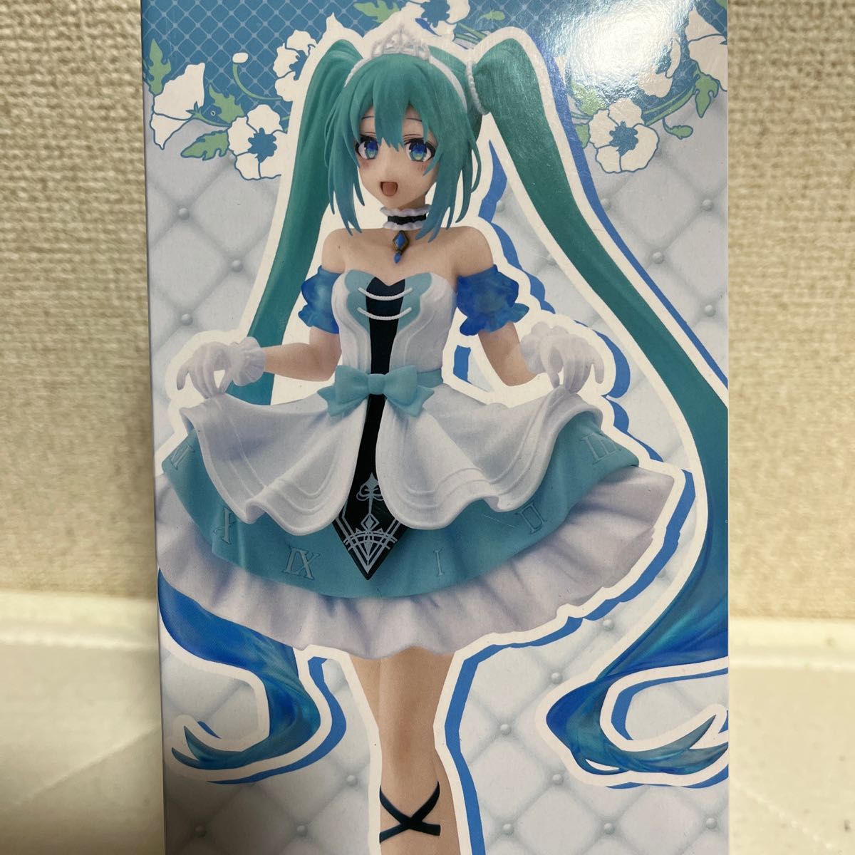 初音ミクスーパープレミアムフィギュア15th Anniversa村上ゆいちVer、Wonderlandフィギュアシンデレラ 2個