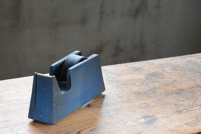 NO.04006 old iron castings. tape cutter for searching language -A antique Vintage old tool 