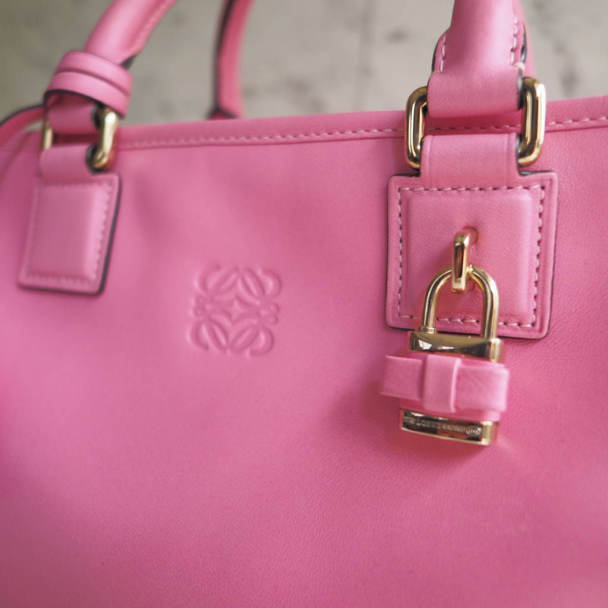希少 新品同様極美品 ロエベ LOEWE アマソナ28 ピンク リボン 希少 新品同様極美品 ロエベ LOEWE アマソナ28 ピンク リボン
