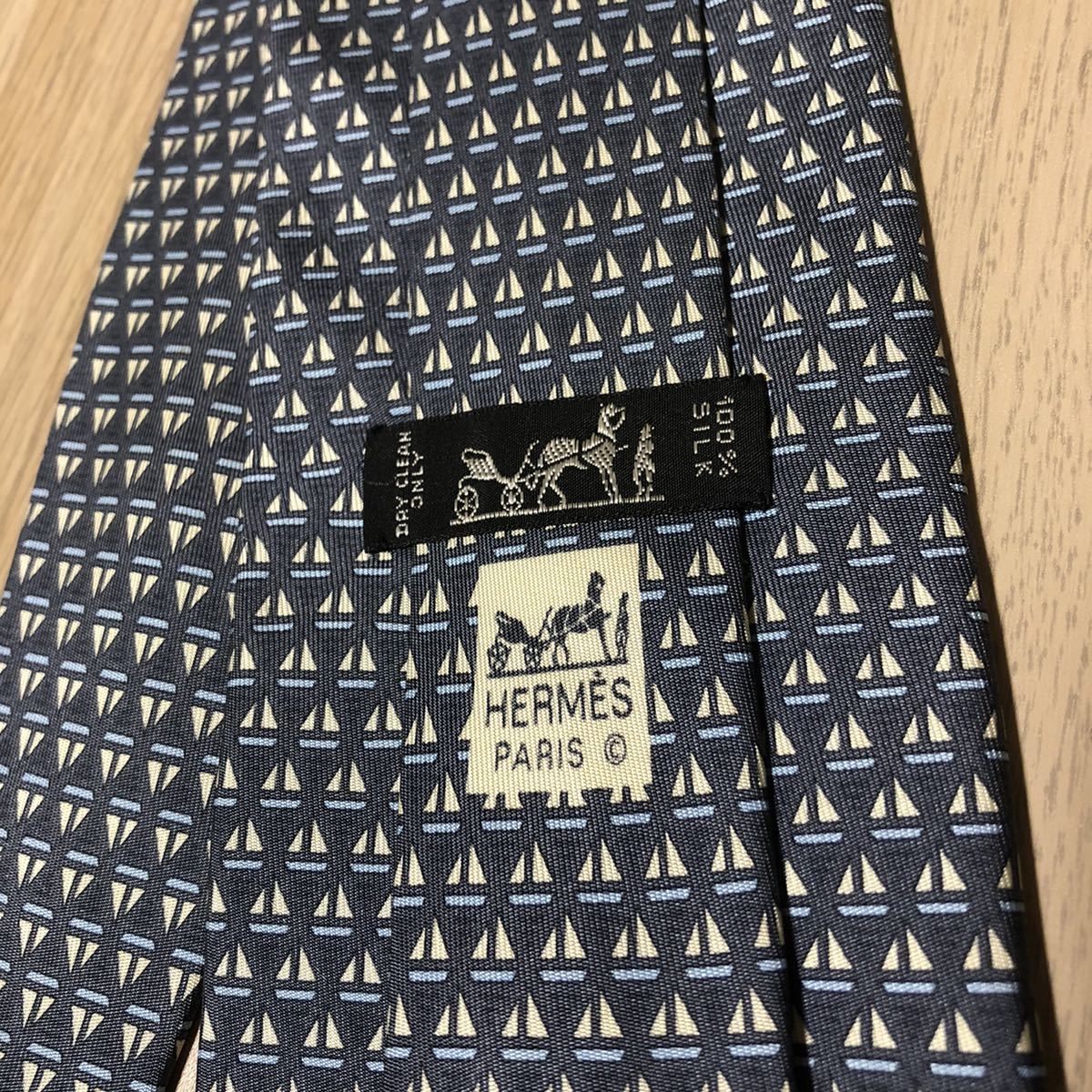 新品同様 HERMES 船柄 ネクタイ シルク100% ブランドロゴ 刺繍 _画像3