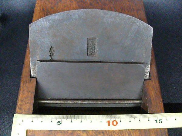 希少★12283★大鉋 4寸鉋 幅広 かんな 東源次 東住人 赤樫台 身幅138mm 削幅120mm 未調整 大工道具 特殊鉋 宮大工_画像3