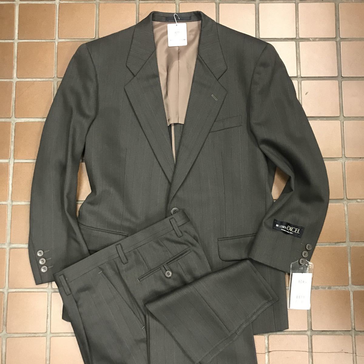 【新品未使用】紳士服　背広　ストライプスーツ/サイズS A4/ノーベンツ　1タック/チャコールグレイ/ウール100% 激安★高級