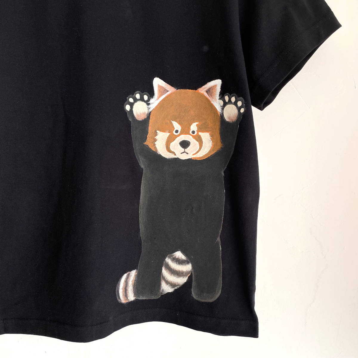 メンズ Tシャツ Sサイズ 黒 レッサーパン柄Tシャツ ブラック ハンドメイド 手描きTシャツ 動物_画像2