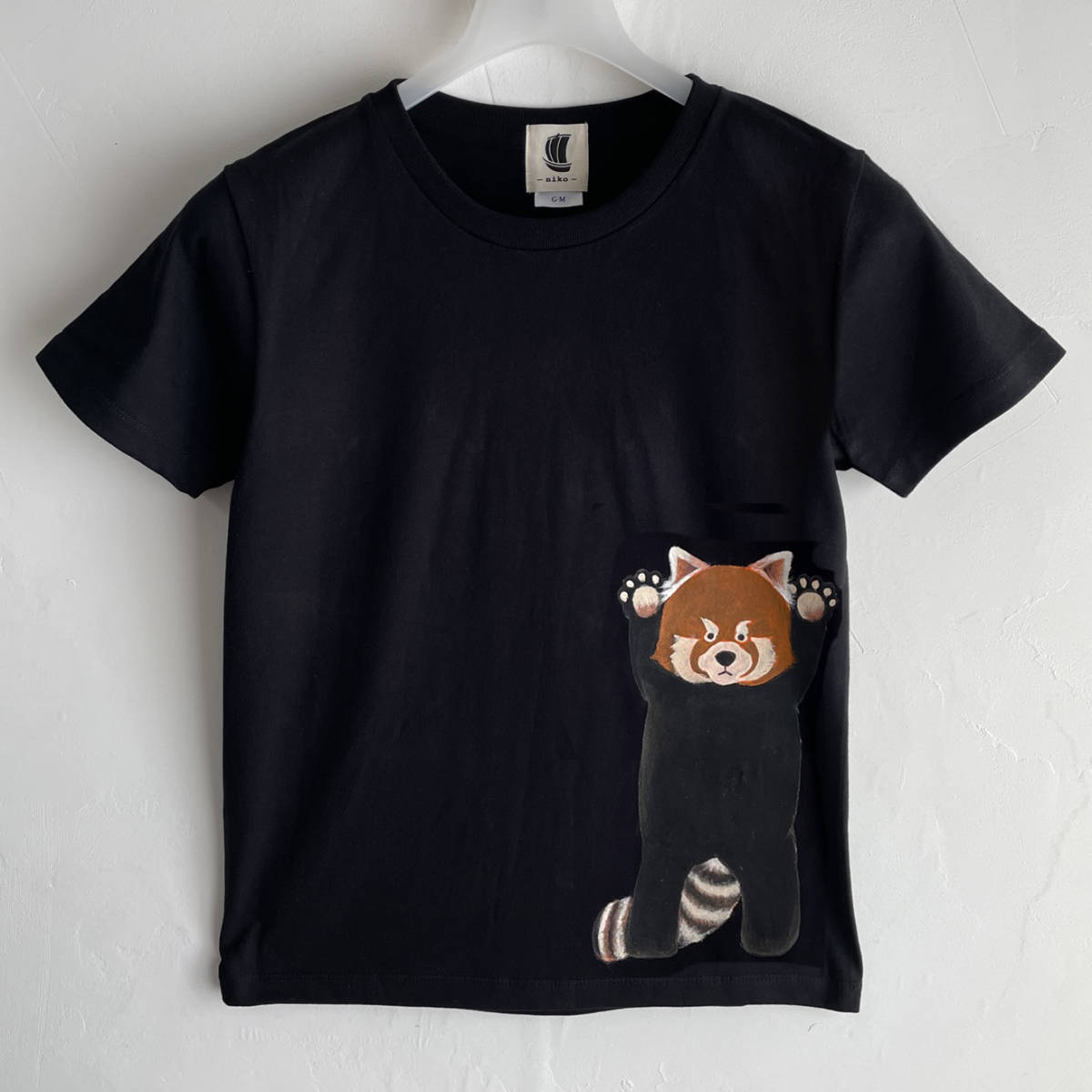 レディース Tシャツ Mサイズ 黒 レッサーパン柄Tシャツ ホワイト ハンドメイド 手描きTシャツ 動物_画像1