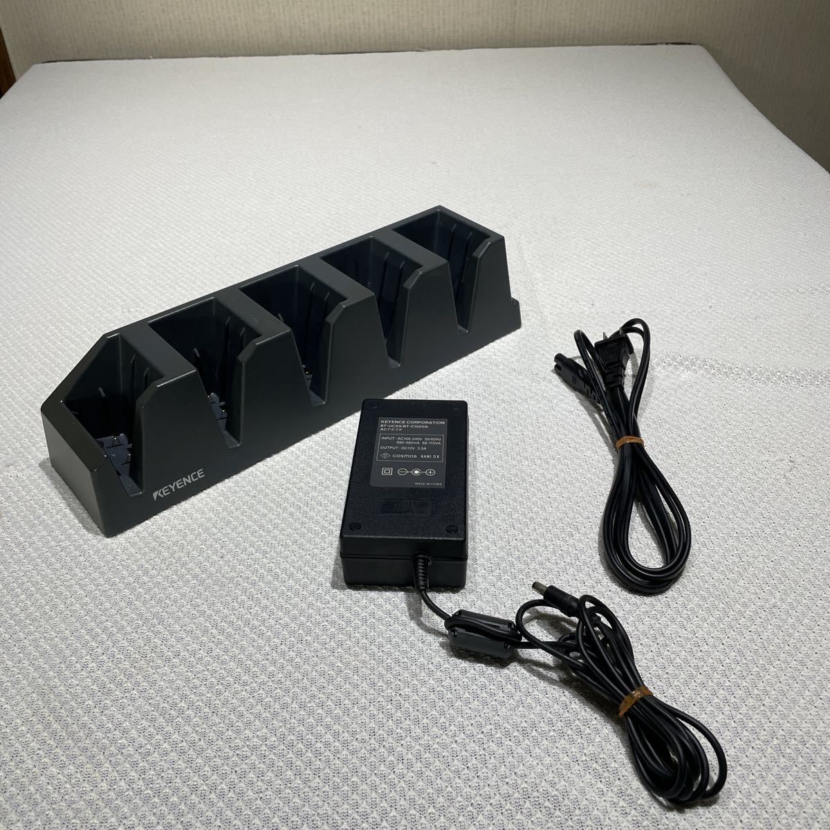 ①KEYENCE/キーエンス　BT-900用5連充電器　アダプターセット　中古品　簡易整備済　保証付_画像1